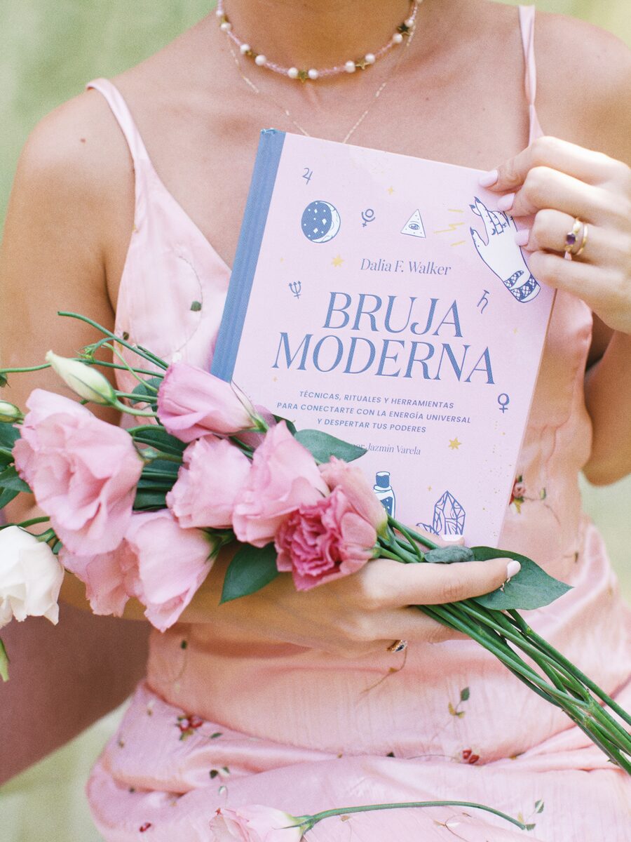 Tapa del libro Bruja Moderna de Dalia F. Walker