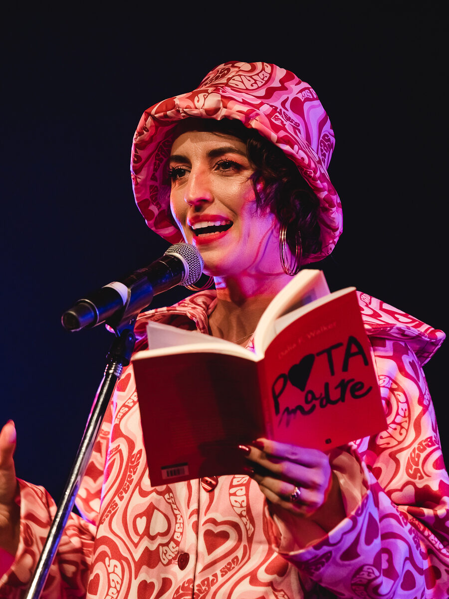 Dalia F. Walker leyendo su novela Puta Madre