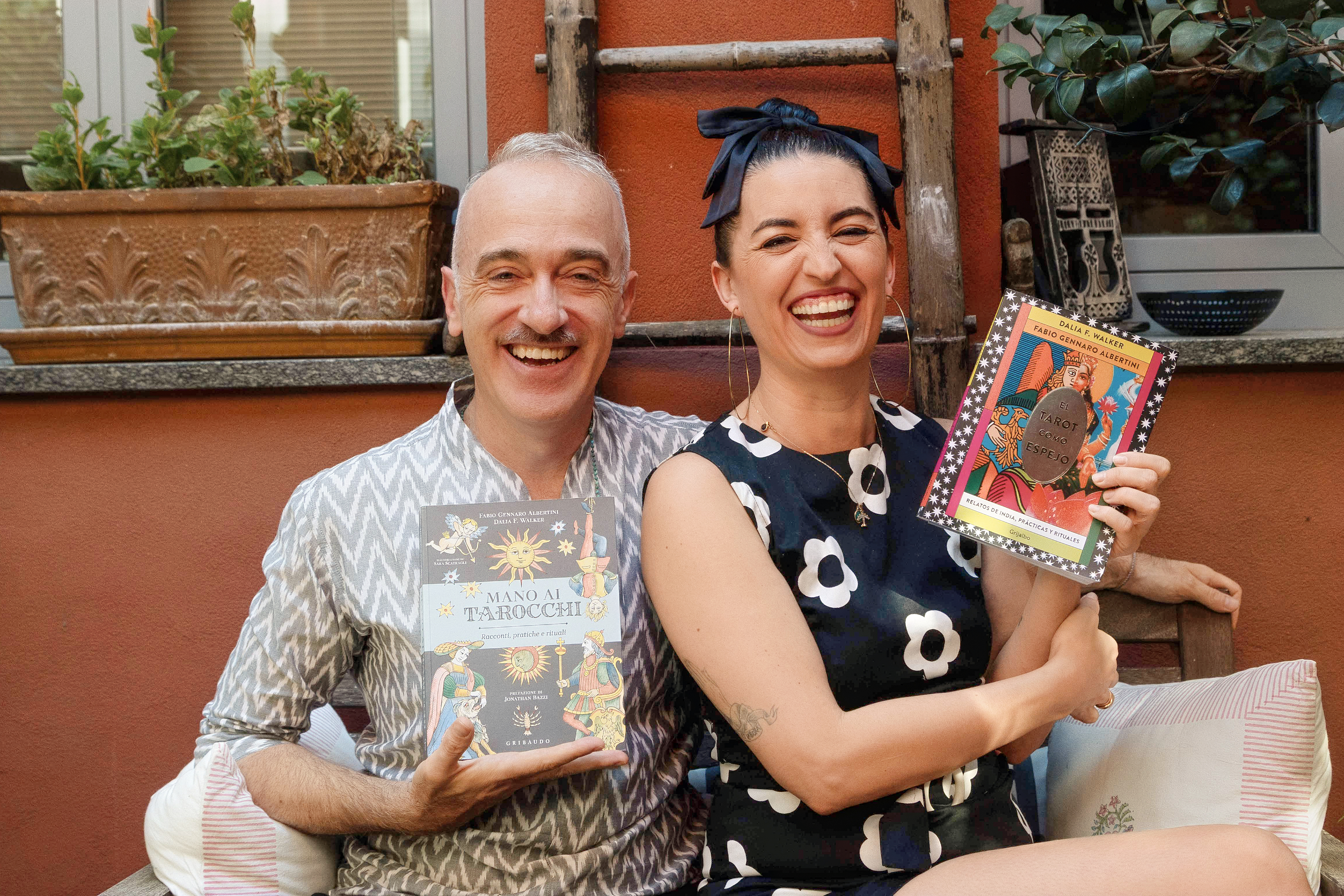 Dalia F. Walker y Fabio Gennaro Albertini sosteniendo El Tarot como Espejo