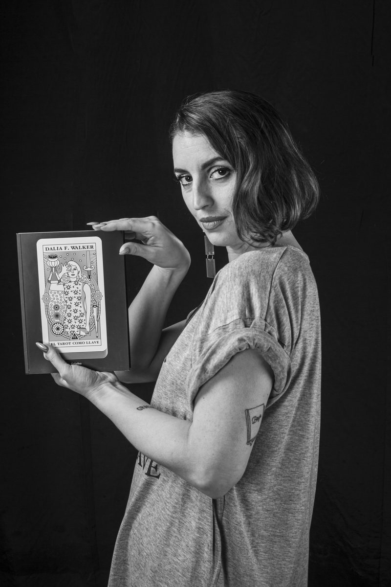 Dalia F. Walker sosteniendo su libro El tarot como llave